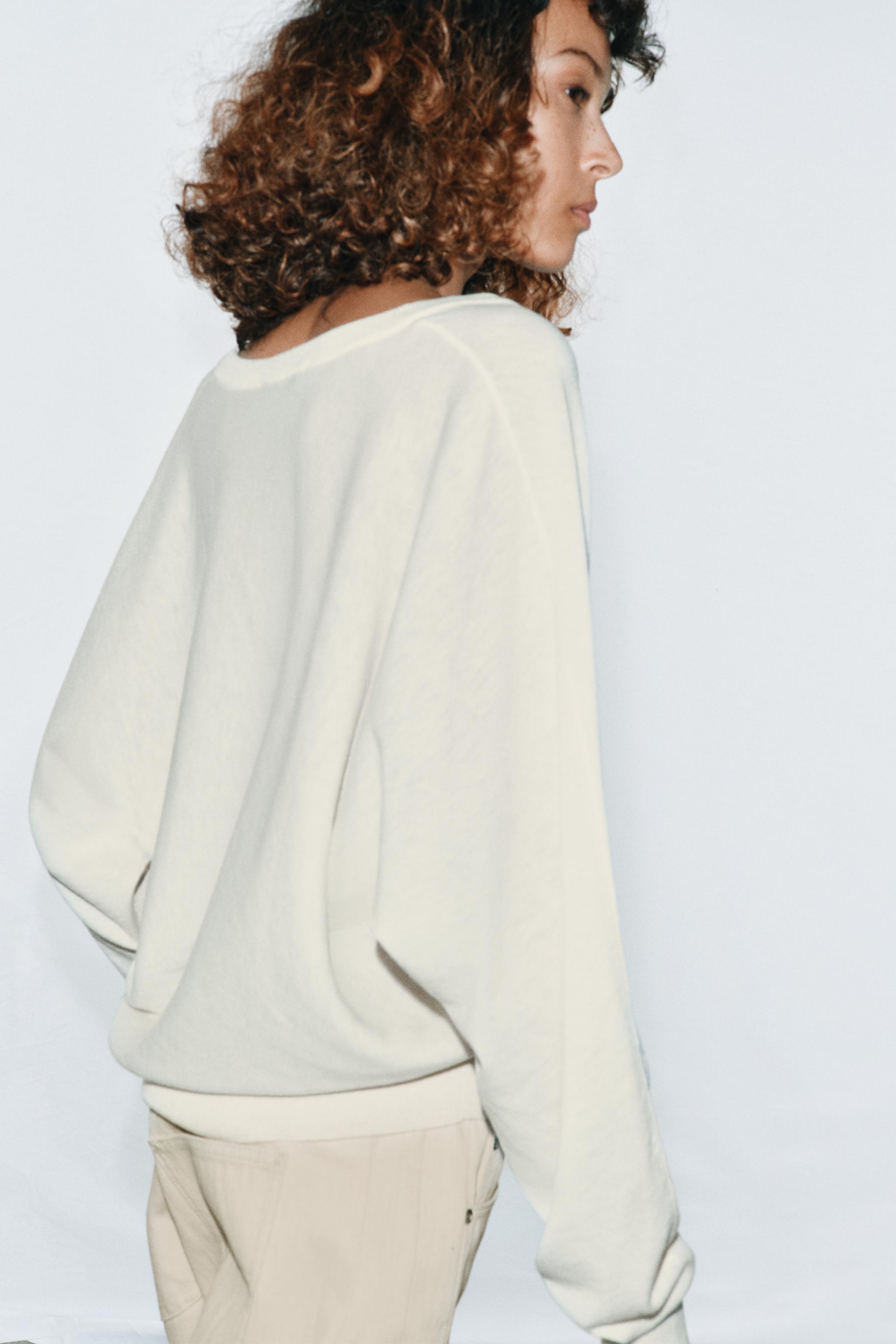 PULL EN MAILLE AVEC COL V